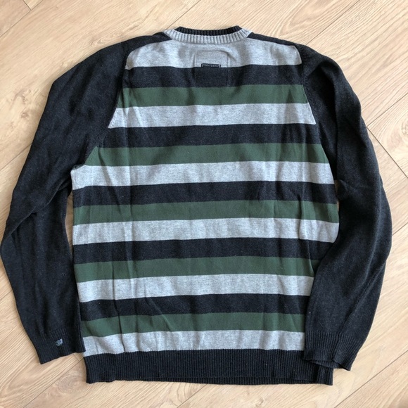 Like new 100% cotton men’s v-neck sweater. - Picture 5 of 5